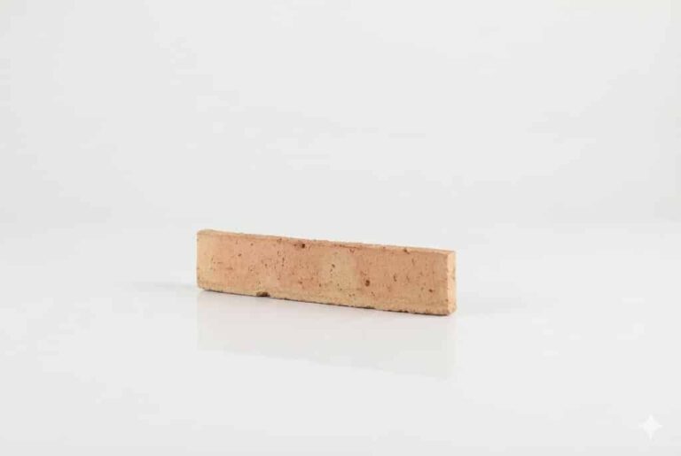 Pieza rectangular de barro cocido con superficie rústica y textura irregular en tonos cálidos destonificados, acabado mate natural.
