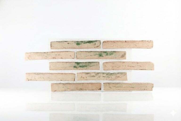 Piezas rectangulares de gres porcelánico imitación madera con tonos beige y detalles verdes, dispuestas en patrón de hilada manual sobre malla de instalación, acabado mate con textura rústica.