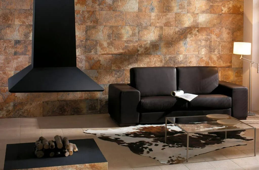 Salón moderno con pared de azulejos texturizados, mostrando la versatilidad y elegancia de la cerámica.