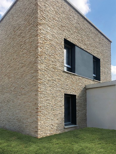 Fachada con aplacado imitación piedra en tonos cobrizos