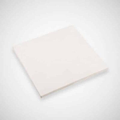 Baldosa cerámica blanca de formato cuadrado con superficie mate lisa, presentada sobre fondo neutro. Pieza rectangular con acabado uniforme.