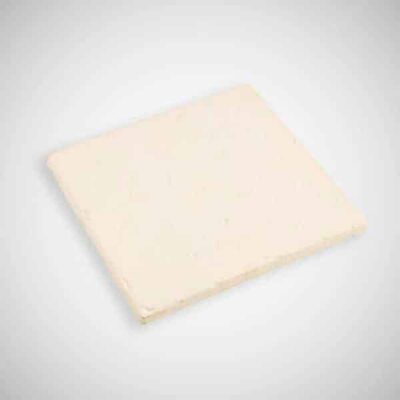 Baldosa cerámica rectangular de formato cuadrado con superficie mate en tonalidad crema uniforme, acabado liso y bordes rectos, sobre fondo neutro.
