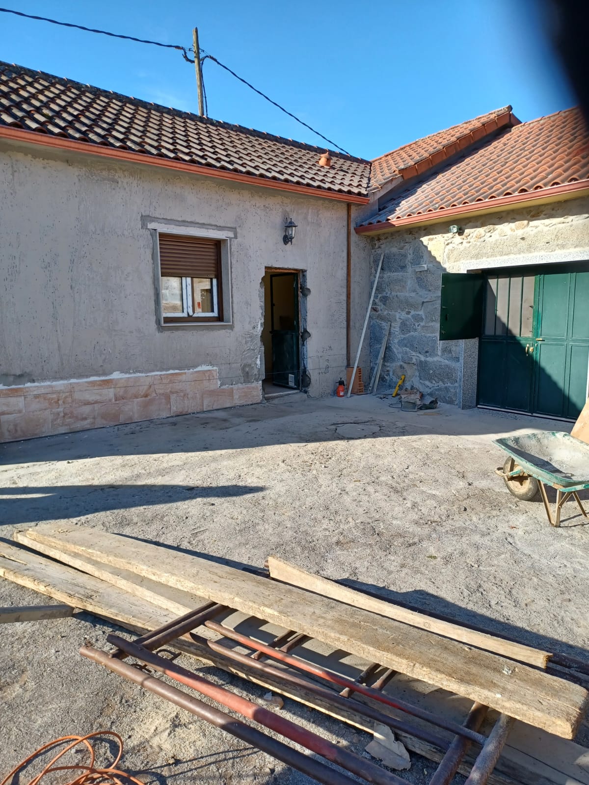 Pared lateral de la vivienda antes de la reforma exterior.