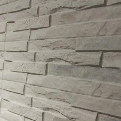 Superficie de gres cerámico con textura de piedra natural en tonos crema y beige claro, acabado mate con vetas irregulares y relieve tridimensional.