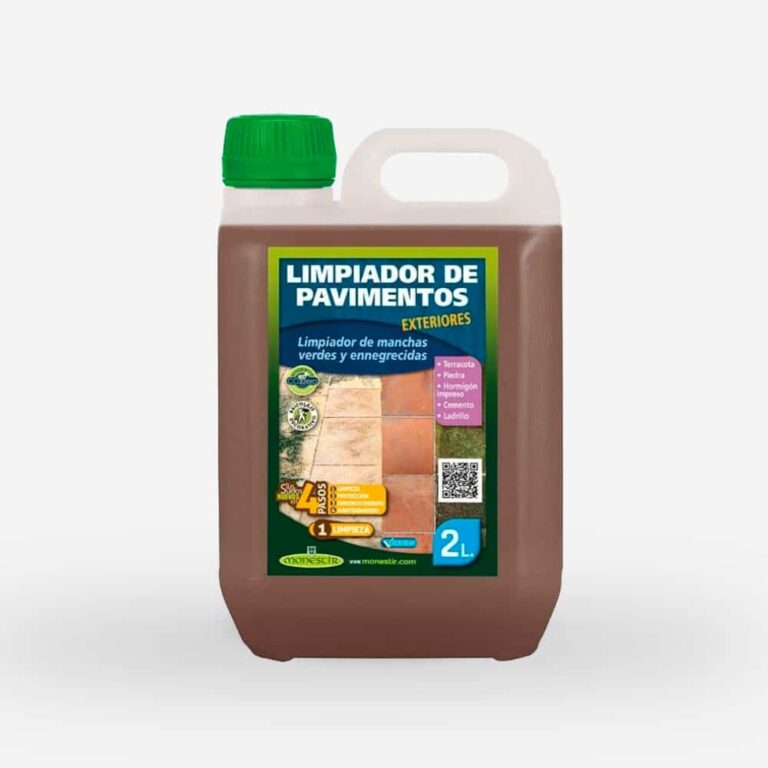 Bidón de 2 litros de limpiador de pavimentos exteriores con etiqueta verde y marrón, tapa de rosca verde y asa de transporte blanca. Producto concentrado para limpiar manchas verdes y enmohecidas en pavimentos exteriores.