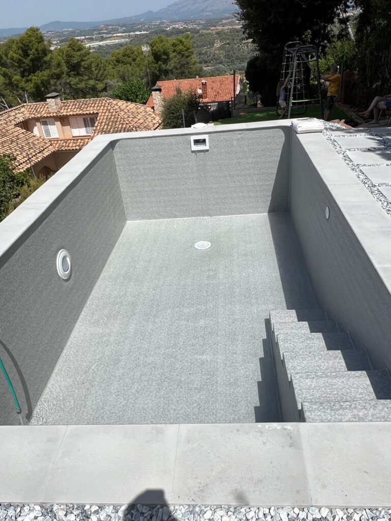 Transforma tu piscina con la baldosa Loja y el remate Grenoble