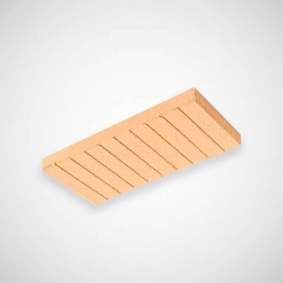 Pieza rectangular de barro cocido crema con acanaladuras paralelas profundas en superficie, formato 40x20x4 cm, acabado rústico mate. Material de terracota para revestimiento de pared.