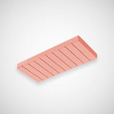 Pieza rectangular ranurada de color rojo terracota con acanaladuras paralelas en superficie, acabado mate, formato 40x20 cm, baldosa de barro cocido para suelos y peldaños rústicos.