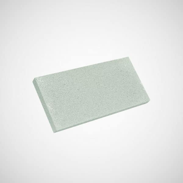 Pieza rectangular de revestimiento con superficie ranurada en tonalidad verde claro y acabado mate, formato 40x20 cm ideal para suelo cerámico.