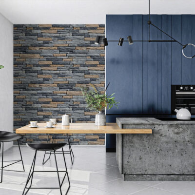 Cocina contemporánea con aplacado de revestimiento Ascona Old en tonos grises y ocres imitando piedra natural, isla de hormigón, suelo porcelánico gris claro, y muebles azul oscuro.