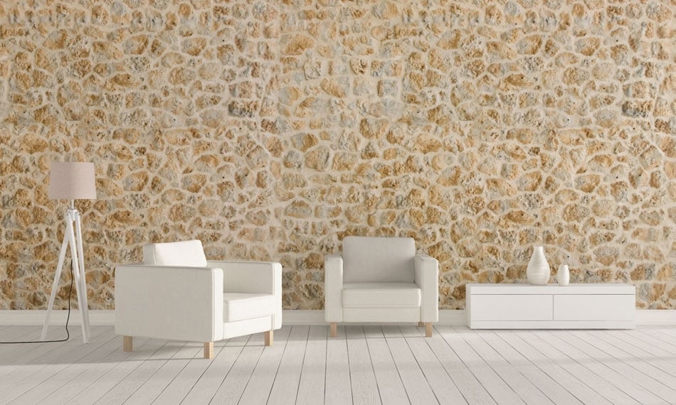 Pared de piedra interior decorativa en un salón