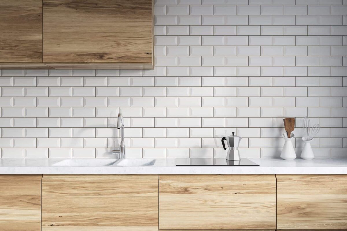 Cocina con salpicadero de azulejos tipo metro blanco