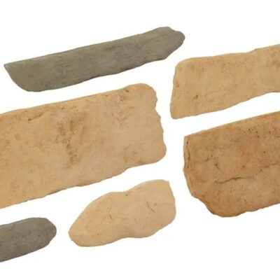 Seis piezas de revestimiento con efecto piedra en tonos cálidos beige y gris. Formato rectangular e irregular, superficie texturizada con acabado mate que imita la piedra natural. Gres porcelánico con variación cromática característica.