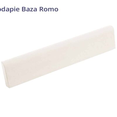Rodapié de perfil recto en color blanco, pieza alargada rectangular con acabado liso, diseñado como complemento de revestimiento para bases de pared.