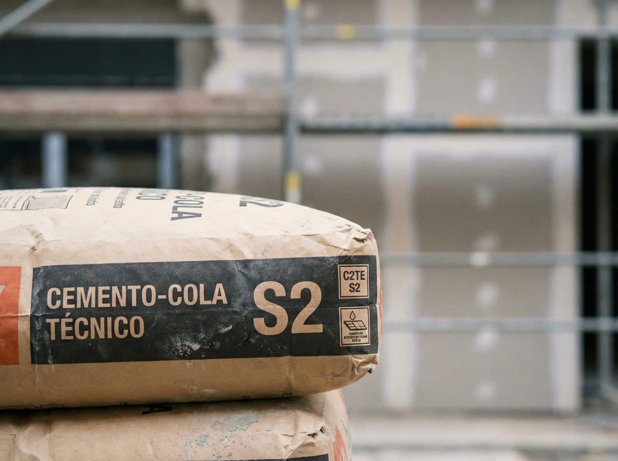 Saco de cemento-cola con clasificación S2 para instalación flexible de revestimiento exterior o sobre pladur