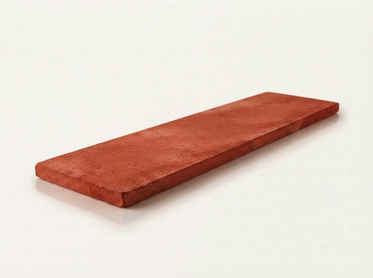 Pieza rectangular de zócalo de barro color rojo con acabado mate y textura rústica, formato 8x30x2 cm, sobre fondo neutro.