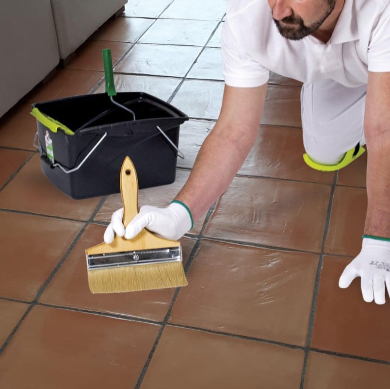 Aplicación de un tratamiento protector con acabado mate sobre un suelo de barro cocido.