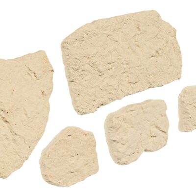 Cinco piezas de aplacado de piedra con tonalidades doradas y beige en formatos irregulares. Las piezas presentan textura rústica natural con acabado mate y variación de tamaños, desde fragmentos pequeños hasta placas medianas de aspecto cortado.