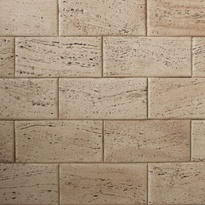 Piezas rectangulares de aplacado en piedra natural travertino con tonalidad olivillo oscuro. Superficie con veteado lineal y textura característica, acabado mate y aspecto rústico, dispuestas en patrón de despiece horizontal.