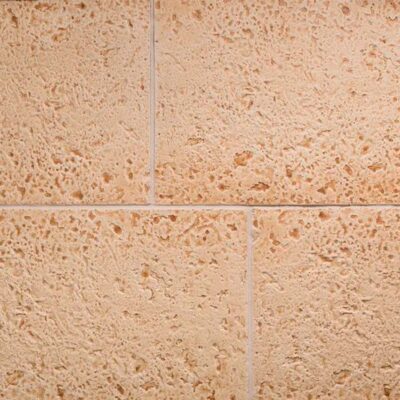 Cuatro piezas rectangulares de aplacado de piedra con acabado envejecido en tonos beige y marrón claro, textura rústica irregular y superficie mate con variaciones de color naturales.