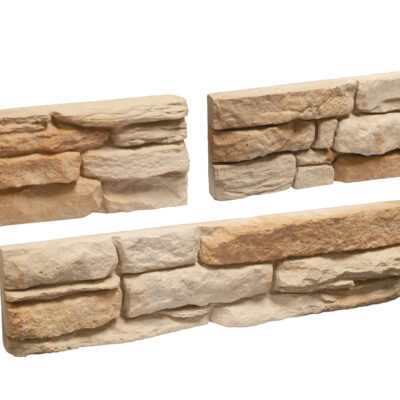 Tres piezas de aplacado de piedra con tonalidades cobrizo y beige, superficie irregular y texturizada con acabado rústico, simulando mampostería natural de piedra tallada.