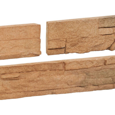 Tres muestras de aplacado de piedra natural con acabado rústico en tonos beige y marrón. Las piezas presentan superficies texturizadas e irregulares con relieves característicos de la piedra natural, en diferentes formatos y profundidades.