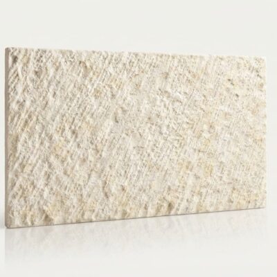 Baldosa cerámica rectangular de color blanco marfil con textura rugosa y acabado mate, mostrando una superficie porosa típica de azulejos para baño.