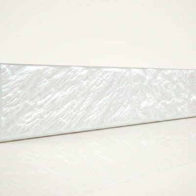 Baldosa cerámica rectangular de gran formato con acabado efecto piedra blanca, superficie texturizada con vetas sutiles y tonalidad clara uniforme.