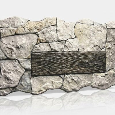 Pieza rectangular de azulejo cerámico con acabado efecto piedra gris masía, bordes irregulares e inserto central de madera oscura con textura veteada. Superficie mate con tonalidad gris claro y variaciones naturales.