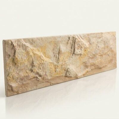 Pieza rectangular de azulejo cerámico con acabado efecto piedra en tonos beige y grises. Superficie con textura irregular y relieve que imita la piedra natural, con acabado mate.