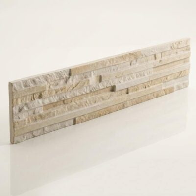 Pieza rectangular de azulejo cerámico con textura de piedra natural en tonos crema y beige. Superficie con acabado rústico y relieve que imita mampostería irregular, ideal para revestimiento de pared.