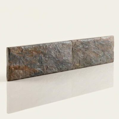 Pieza rectangular de azulejo cerámico con acabado texturizado que imita piedra natural en tonos grises y marrones. Superficie mate con variaciones cromáticas irregulares típicas del efecto piedra.