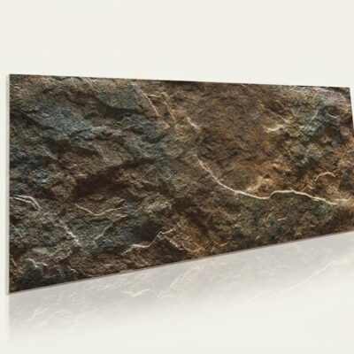 Baldosa cerámica rectangular con textura rústica que imita piedra natural en tonos marrones y grises, acabado mate con superficie irregular y veteado.