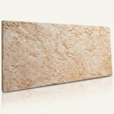 Baldosa rectangular con textura de piedra natural en tonos crema y beige, superficie mate con relieve rugoso y acabado antideslizante.