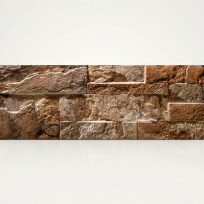 Baldosa cerámica rectangular con acabado imitación piedra natural en tonos marrones y grises, textura rugosa y relieve que simula mampostería de piedra. Formato medio con bordes definidos y superficie mate.