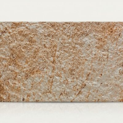 Baldosa cerámica rectangular con textura rugosa imitando piedra cuarzo, tonos beige y gris claro con acabado mate y superficie irregular.