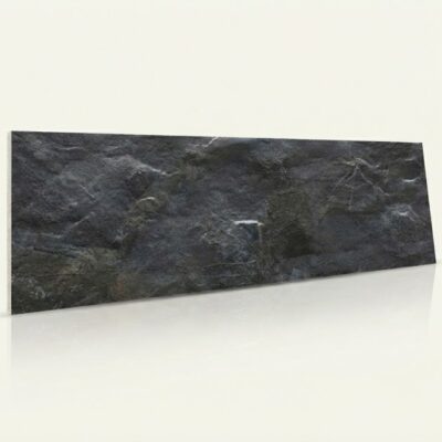 Pieza rectangular de azulejo con textura de piedra en tonos gris oscuro y antracita, acabado mate rugoso que imita la piedra natural.