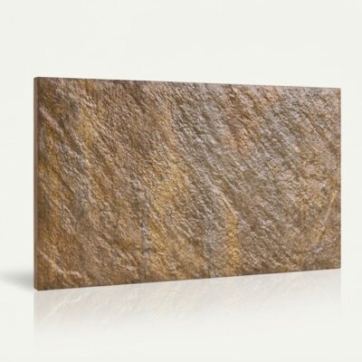 Baldosa cerámica rectangular con textura de piedra natural en tonos beige, gris y marrón. Superficie mate con acabado rústico irregular, imitando la apariencia de piedra natural para revestimiento de interior.