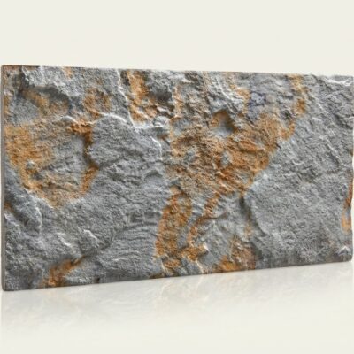 Baldosa cerámica rectangular con superficie texturizada que imita piedra natural oxidada, predominio de tonos grises con vetas y manchas ocres y doradas, acabado mate rugoso.