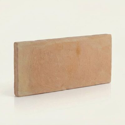 Pieza rectangular de barro cocido en tonos beige cálidos, formato 15x30 cm, con superficie mate y textura artesanal característica del barro manual.