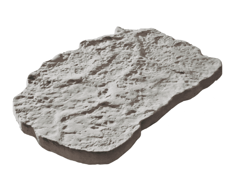 Pieza irregular de hormigón con textura rústica y acabado mate en tonos grises y beige, superficie rugosa con relieve natural que imita piedra natural.