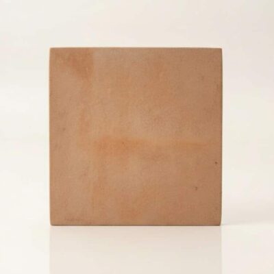 Baldosa cuadrada de barro cocido mecanizado en tono arena cálido, formato 30x30 cm, con superficie lisa y acabado mate característico de la terracota.