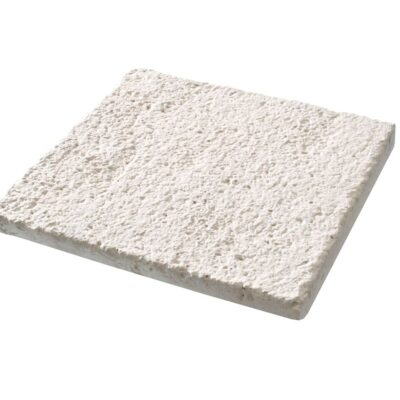 Baldosa cuadrada de hormigón con textura rugosa y acabado mate en tonos beige y blanco roto, pieza para exterior con superficie porosa y relieve natural.