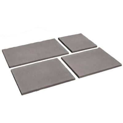 Cuatro baldosas de hormigón rectangulares en tono antracita, dispuestas en composición libre sobre fondo blanco. Las piezas muestran acabado mate y textura lisa, en diferentes formatos y tamaños para pavimento exterior.