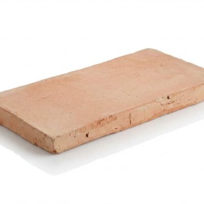 Pieza rectangular de barro cocido manual de 18x37 cm con superficie texturizada y tono cálido beige-marrón, acabado mate y rústico.