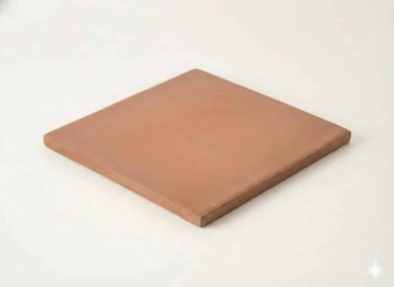 Pieza cuadrada de barro cocido mecanizado de 30x30 cm con tonalidad roja cálida y acabado mate uniforme.