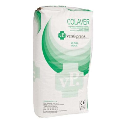 Bolsa de adhesivo cementoso flexible Colaver de 25 kg aproximadamente, de color blanco con detalles verdes, marca Vermi-Prens, para aplicación en baldosas cerámicas.