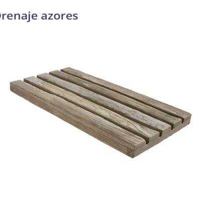 Pieza de drenaje de madera con cuatro lamas paralelas separadas y base rectangular. Acabado en tonos grises naturales, diseño funcional para sistemas de drenaje en obra.