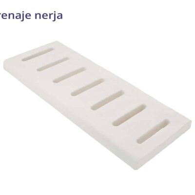 Pieza de drenaje rectangular en color blanco con nueve ranuras longitudinales para ventilación y evacuación de agua en sistemas de pavimentación.