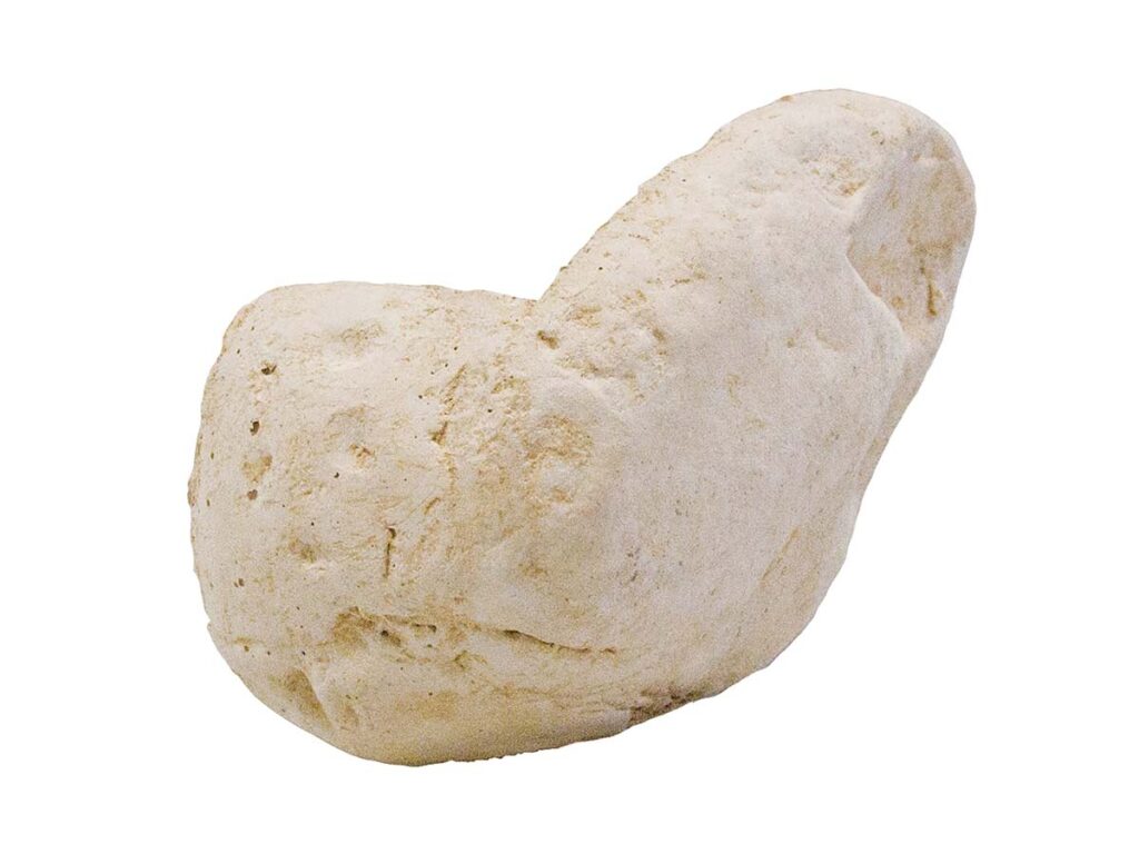 Pieza de esquina irregular en tonos beige y tierra con textura rugosa imitando piedra natural, acabado mate con superficies erosionadas y detalles en relieve.